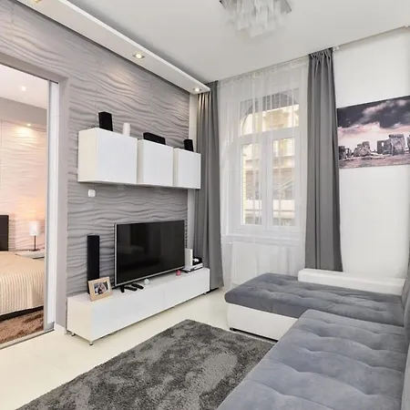 Grey Comfort 2br Near Keleti * Budapest