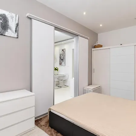 Grey Comfort 2br Near Keleti